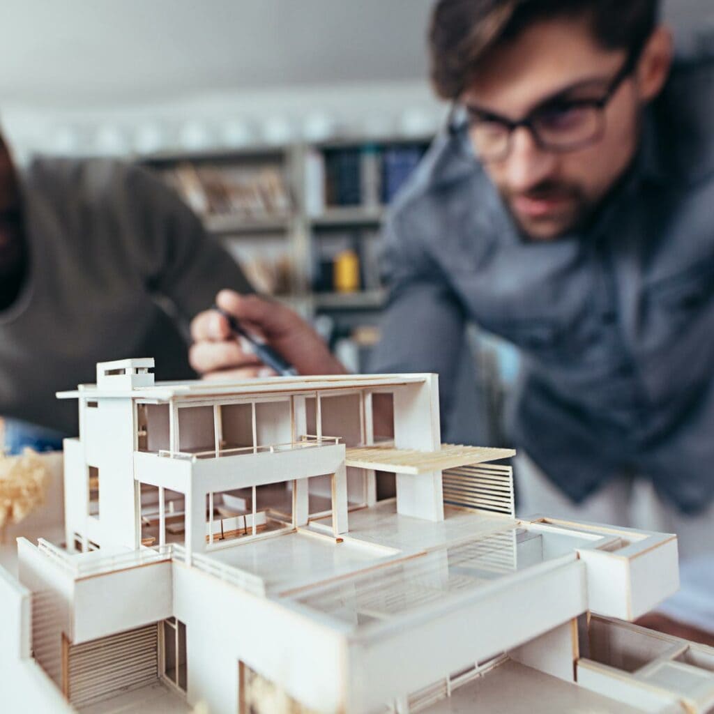 Perito Arquitecto con maqueta